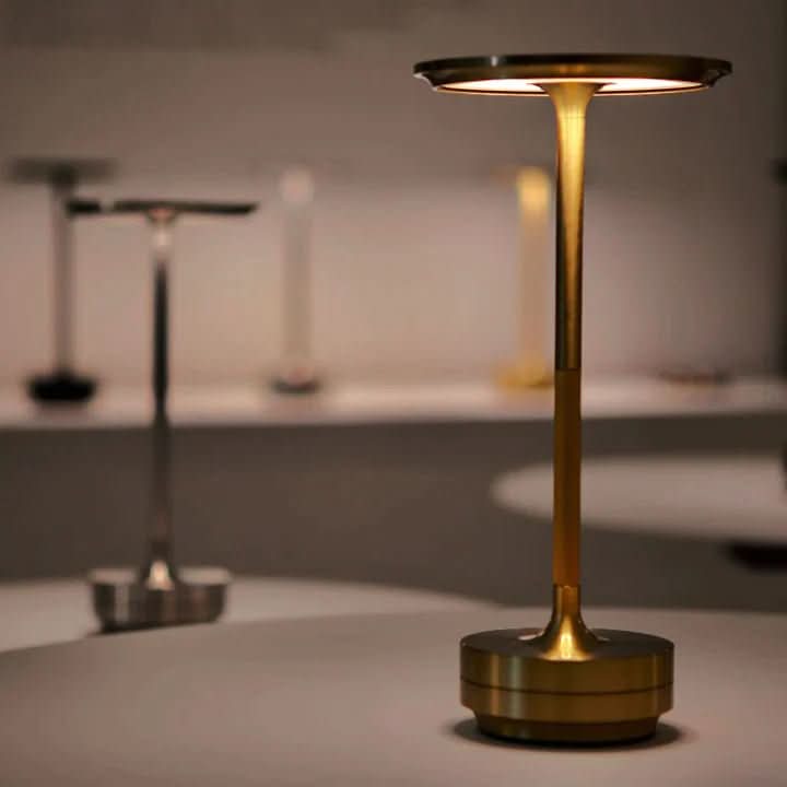 Dimmbare LED Tischlampe für stimmungsvolles Licht. Modernes Design, perfekt als Nachttisch- oder Wohnzimmerlampe.