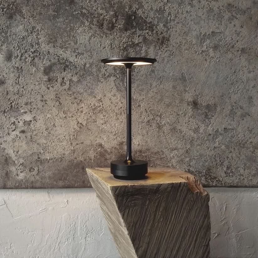 Elegante goldene dimmbare LED Tischlampe. Modernes Stimmungslicht für Schlafzimmer oder stilvolles Wohnzimmer-Ambiente.
