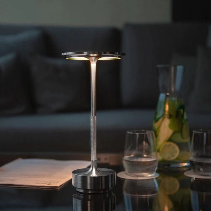 Schwarze dimmbare LED Leselampe. Ideal als Nachttischlampe oder stimmungsvolle Innenbeleuchtung im modernen Wohnzimmer.