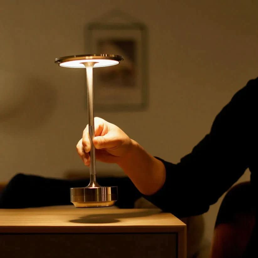 Moderne silberne LED Tischlampe, dimmbar für gemütliches Stimmungslicht. Vielseitig einsetzbar in Wohnzimmer & Schlafzimmer.