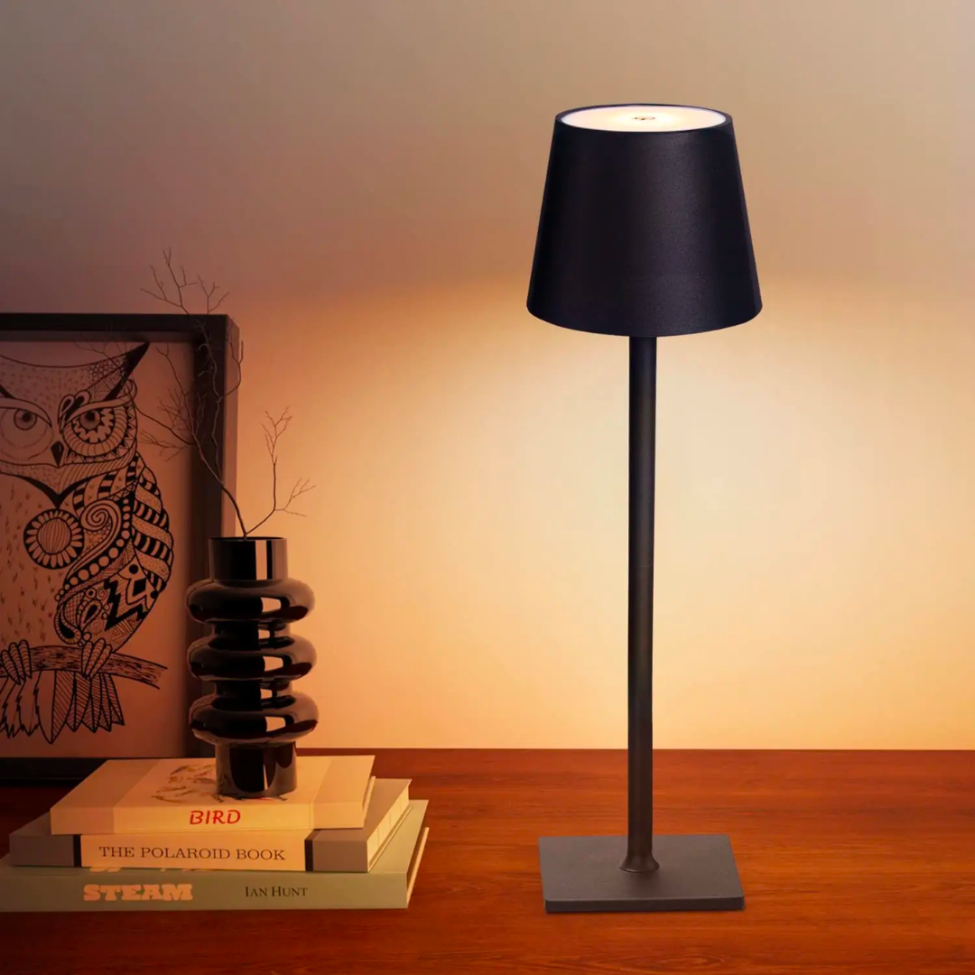 Dimmbare LED Tischlampe kabellos aus Aluminium. Minimalistisch, perfekt als Nachttischlampe oder für Ambiente.