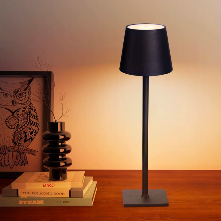 Dimmbare LED Tischlampe kabellos aus Aluminium. Minimalistisch, perfekt als Nachttischlampe oder für Ambiente.