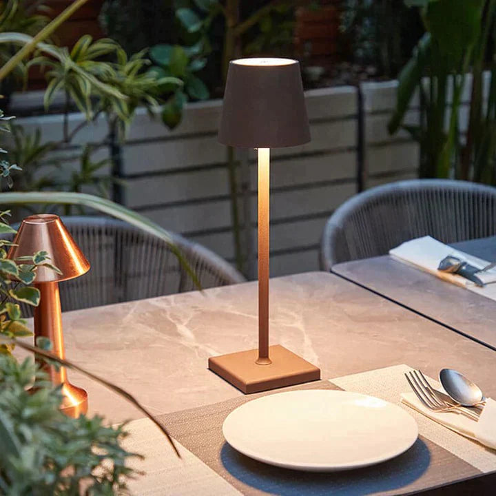 Tragbare, dimmbare LED Akkulampe. Kabellose Tischlampe für drinnen & draußen, schafft schönes Ambiente.