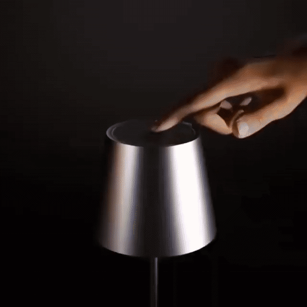 Moderne, dimmbare LED Tischlampe kabellos. Minimalistisches Design für flexible Beleuchtung und Ambiente.