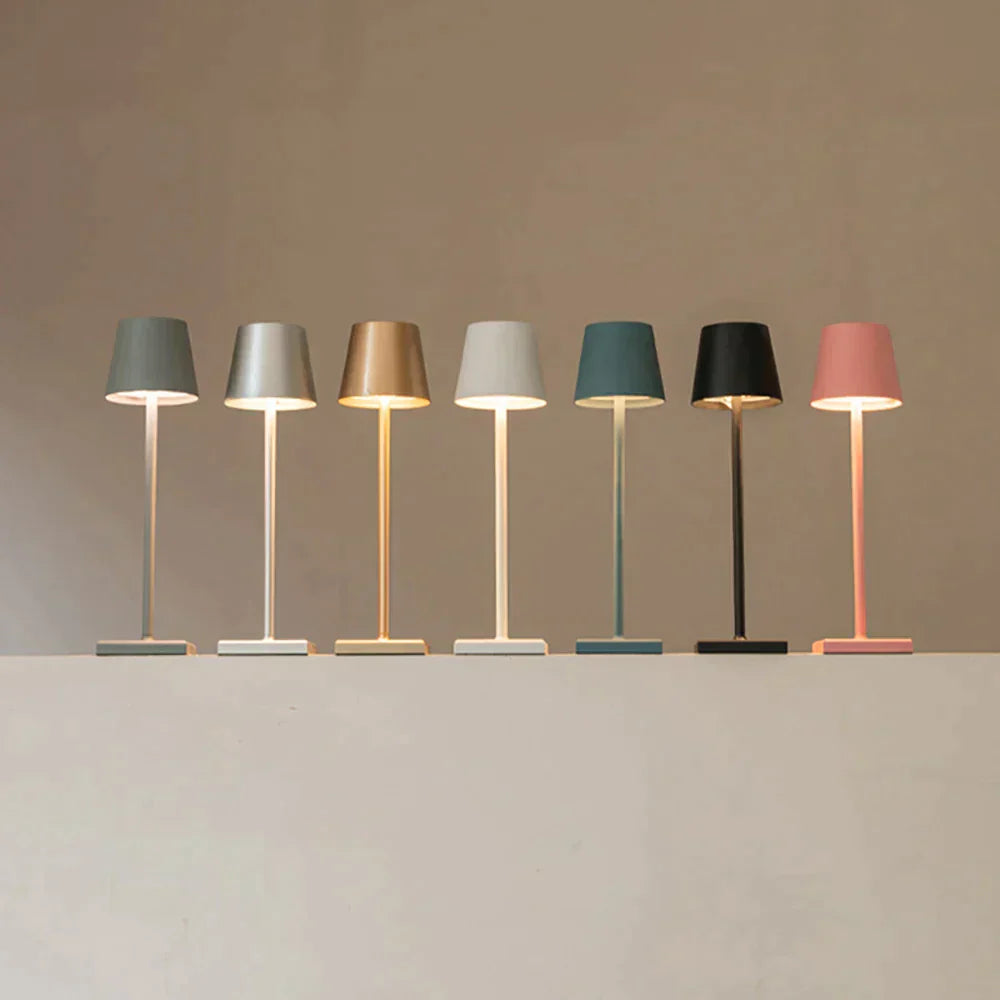 Dimmbare LED Tischlampe kabellos. Aluminium-Design als moderne Innenleuchte und dekoratives Stimmungslicht.