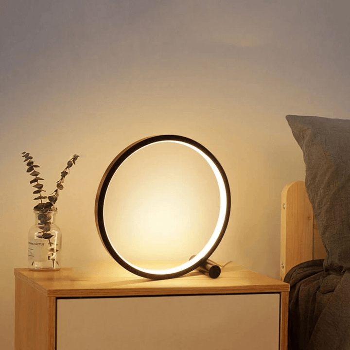 Energieeffiziente dimmbare LED Tischlampe mit USB-Anschluss und Touch-Sensor für flexibles Lichtambiente.