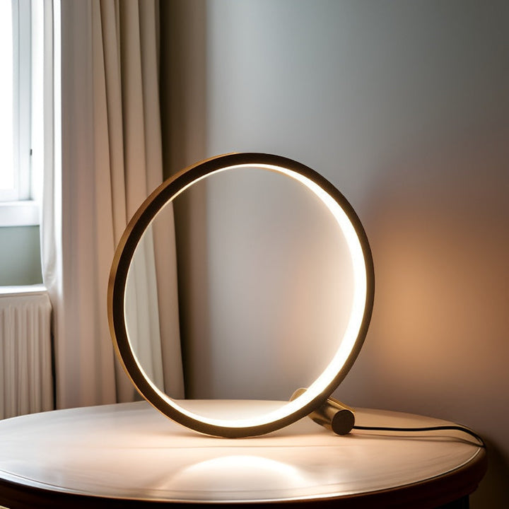 Nahaufnahme der schlanken, dimmbaren LED Tischlampe mit Touch-Bedienung, modernes Design für jede Dekoration.