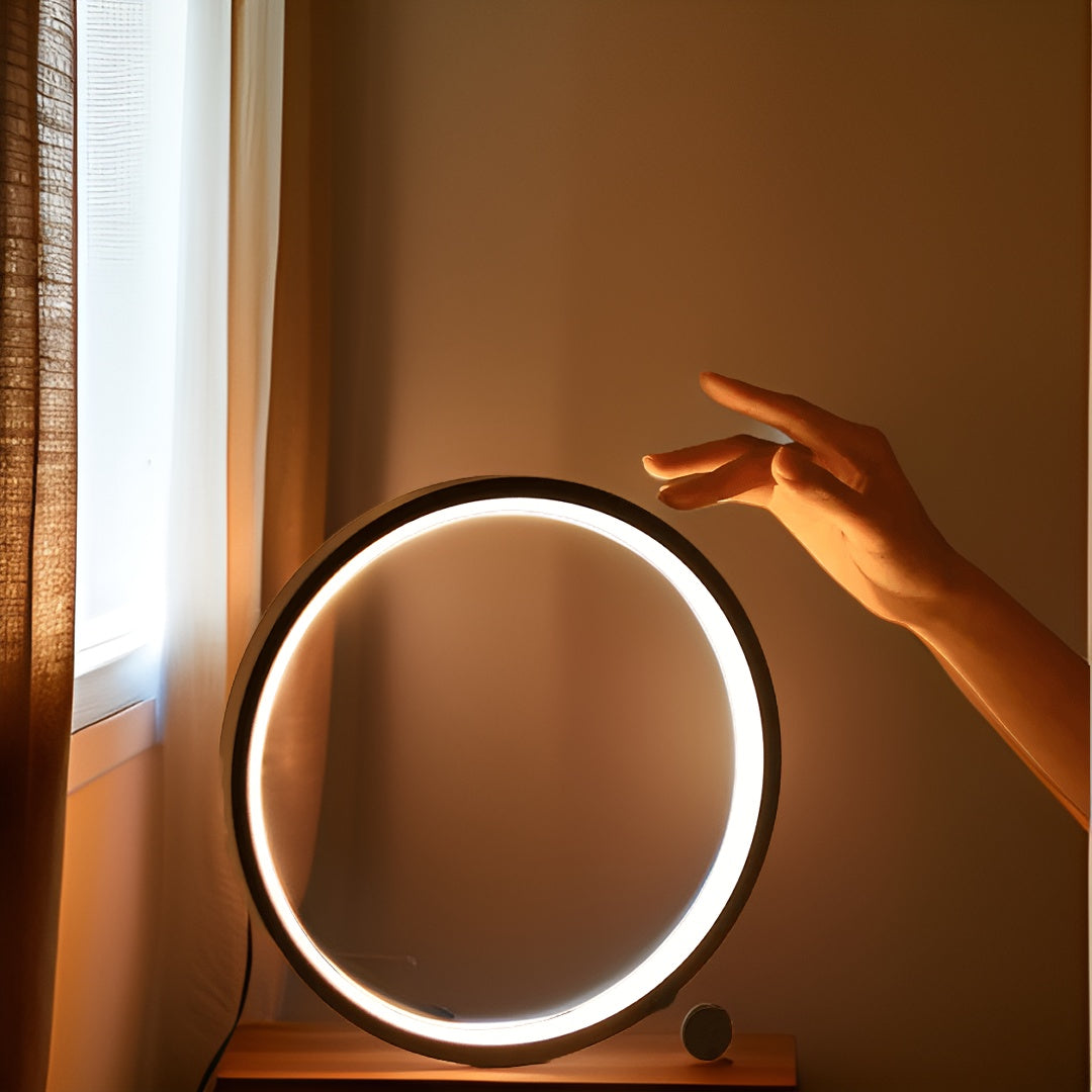 Elegante dimmbare LED Tischlampe auf modernem Beistelltisch, mit Touch-Steuerung für individuelle Helligkeit.