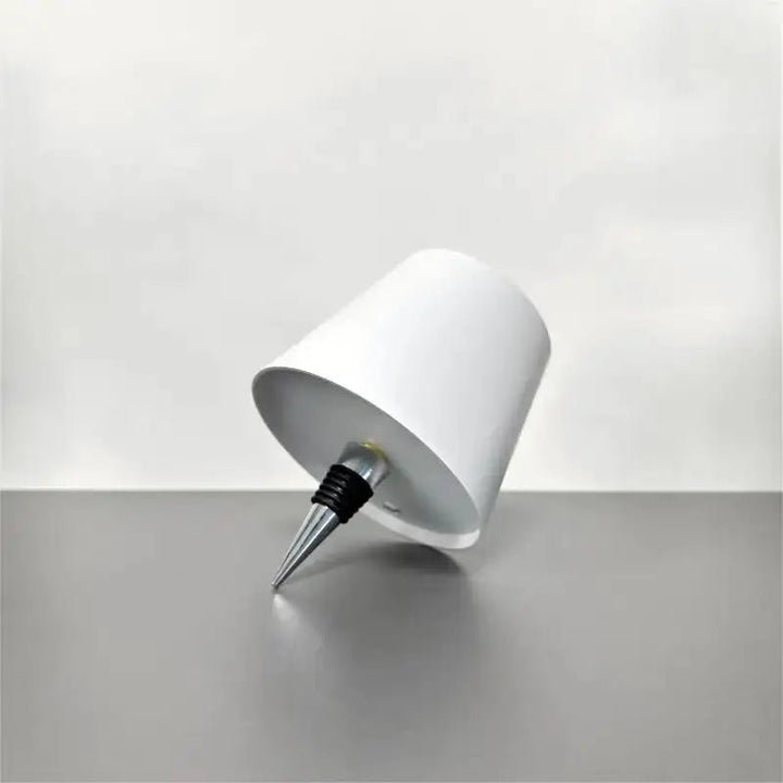 Energieeffiziente LED-Tischleuchte mit USB-Ladefunktion, dimmbar, 3 Farbmodi für vielseitige Beleuchtung.