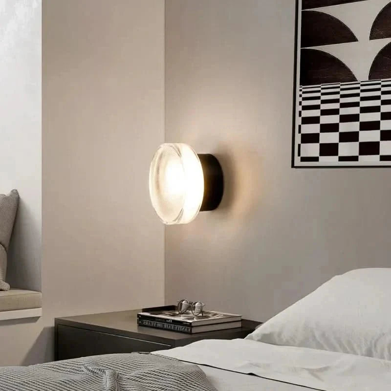 Moderne dimmbare LED Wandlampe, schafft gemütliches Wohnzimmer-Ambiente mit sanftem Licht.