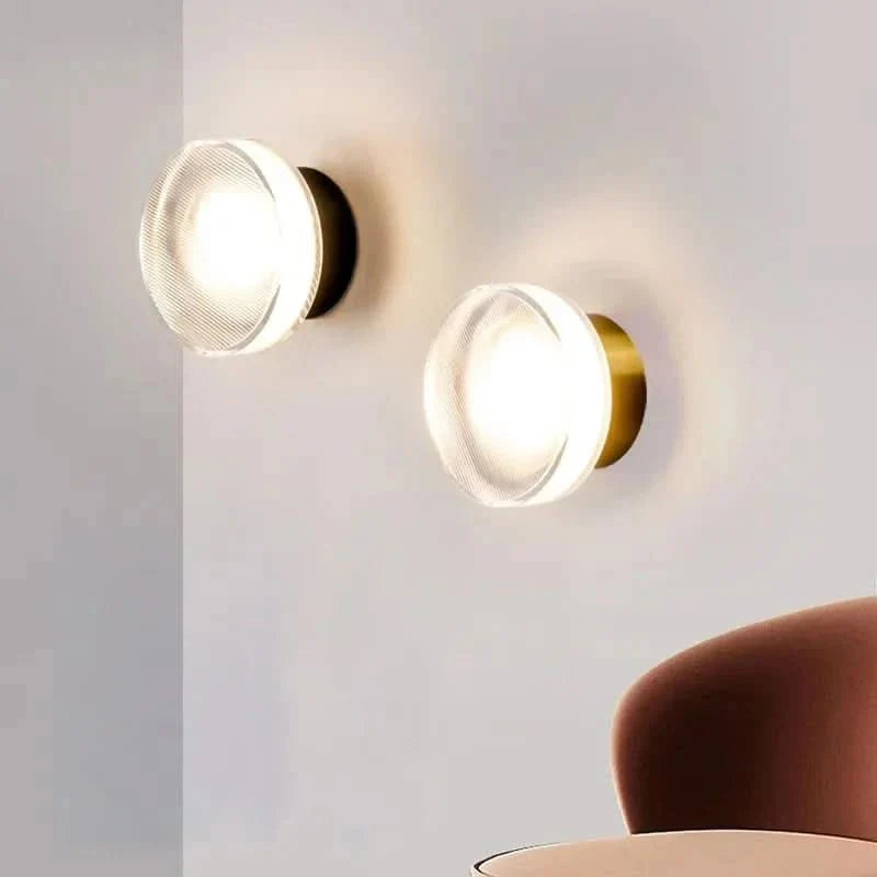 Elegante LED Wandleuchte, dimmbar, erzeugt sanftes warmweißes Licht für jeden Raum.