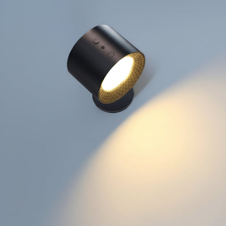 Moderne LumiSpin LED Wandleuchte, dimmbar & 360° drehbar, perfekt für Akzentbeleuchtung im Wohn- oder Schlafzimmer.