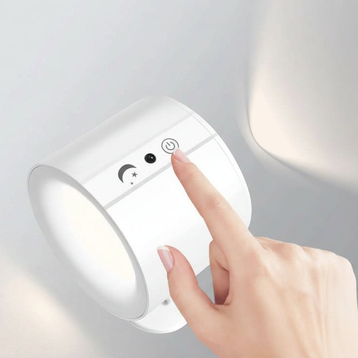 Energieeffiziente LumiSpin LED Wandlampe, 360° drehbar, dimmbar, minimalistisches Design, ideal als Leselampe.