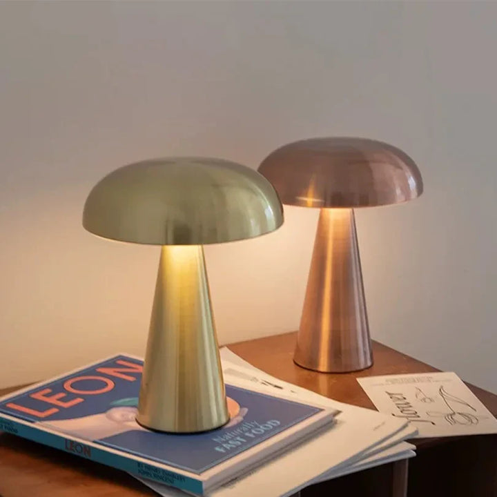 Stimmungsvolle Pilzlampe in Retro-Optik. LED Tischlampe, dimmbar und wiederaufladbar für Gemütlichkeit.