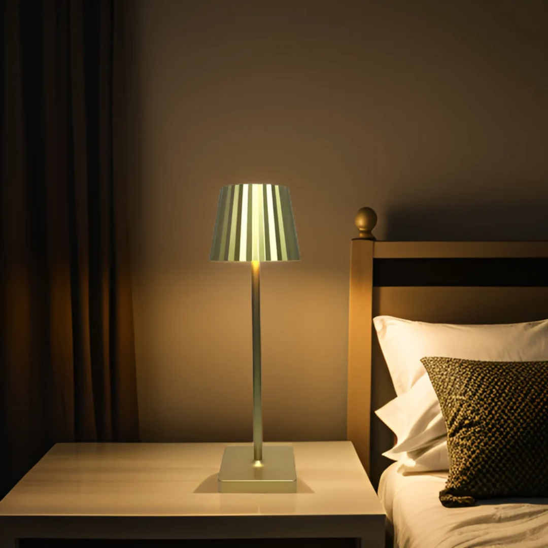 LED Schlafzimmerlicht, dimmbare Touch-Tischlampe in Metall-Optik, USB-ladefähig für Flexibilität.