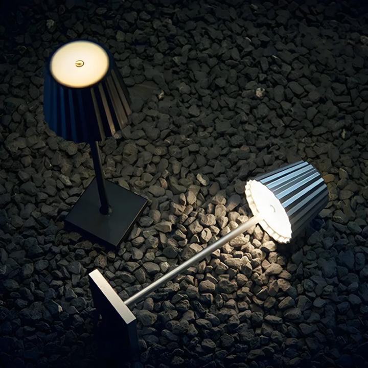 Kabellose dimmbare Touch-Tischlampe aus Metall, USB-ladefähig, perfekt für Schlafzimmer & Outdoor.