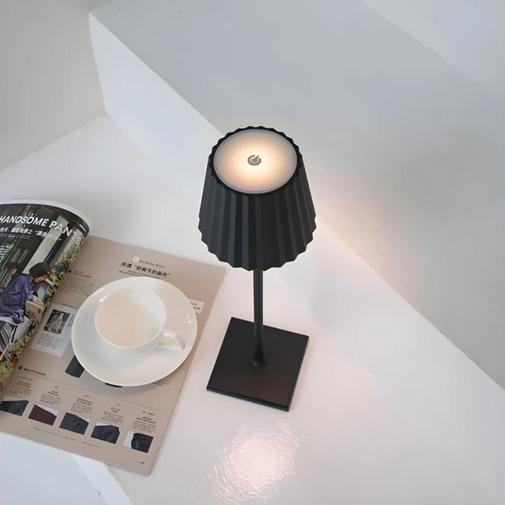 Moderne kabellose Touch-Tischlampe aus Metall, USB aufladbar, skandinavisches Design.