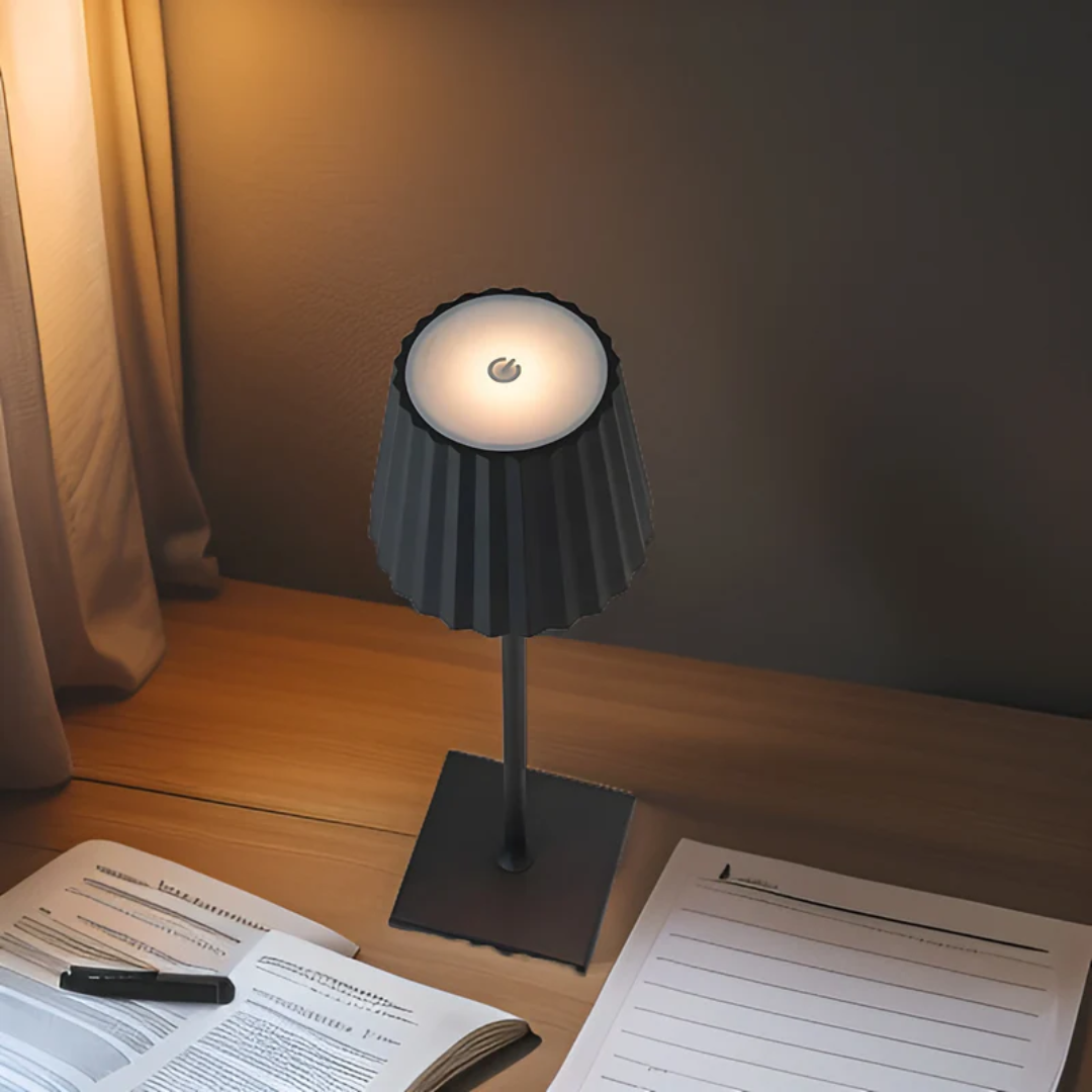Dimmbare Touch-Tischlampe für ein gemütliches Ambiente Licht im Schlafzimmer oder auf der Terrasse.