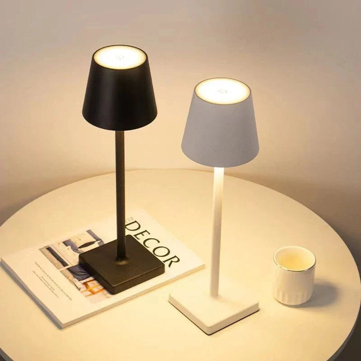 Dimmbare, tragbare LED Tischlampe mit Akku für stilvolle Innen- & Aussenbeleuchtung.