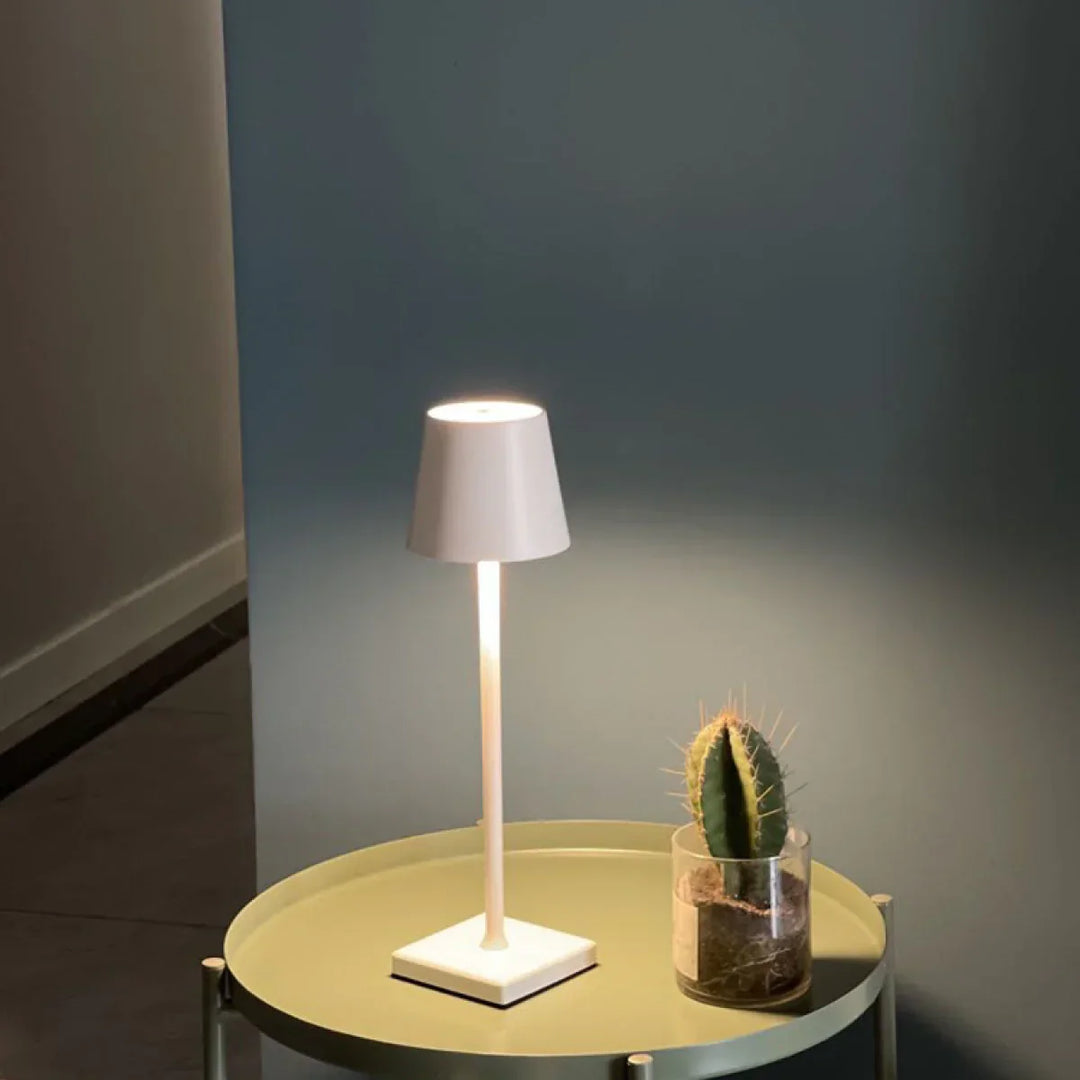 Moderne Deko-Tischlampe mit dimmbarer LED Technik. Kabellose Akku-Beleuchtung für stilvolles Ambiente.