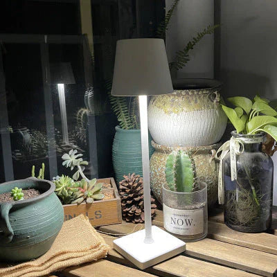 Langlebige Akku-LED Tischlampe, dimmbar. Perfekte kabellose Beleuchtung für Innen- und Aussenbereiche.