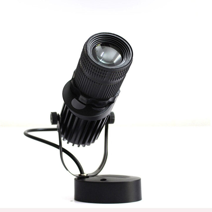 Eleganter, dimmbarer LED-Strahler aus Aluminium, ideal für flexible Fokusbeleuchtung im Wohn- und Geschäftsbereich.