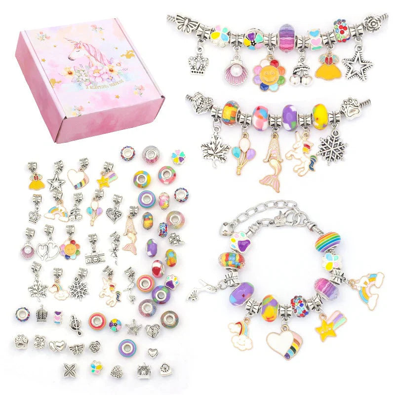 Große Auswahl an Perlen, Charms & Fäden im DIY Armbänder Set für individuellen Schmuck.