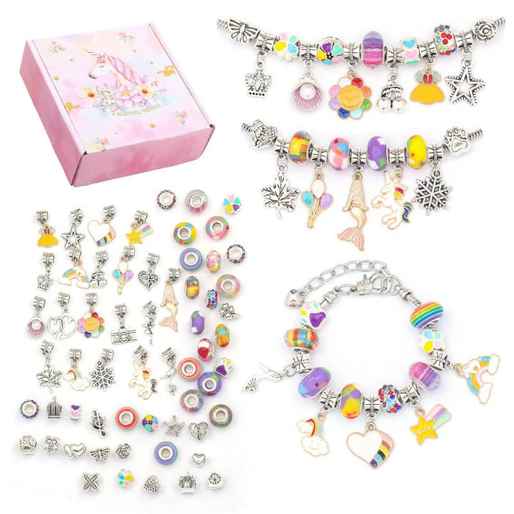 Große Auswahl an Perlen, Charms & Fäden im DIY Armbänder Set für individuellen Schmuck.