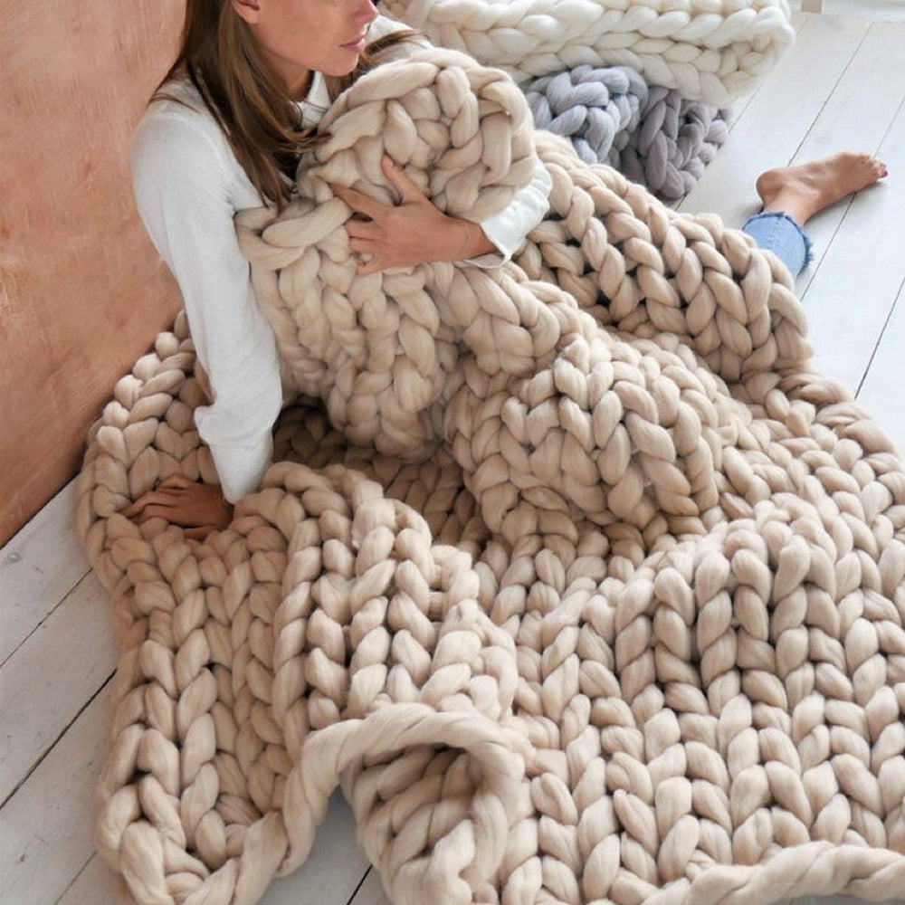 Flauschiges Chunky XL Wollgarn, geeignet für dicke Kuscheldecken und andere Strickwaren.