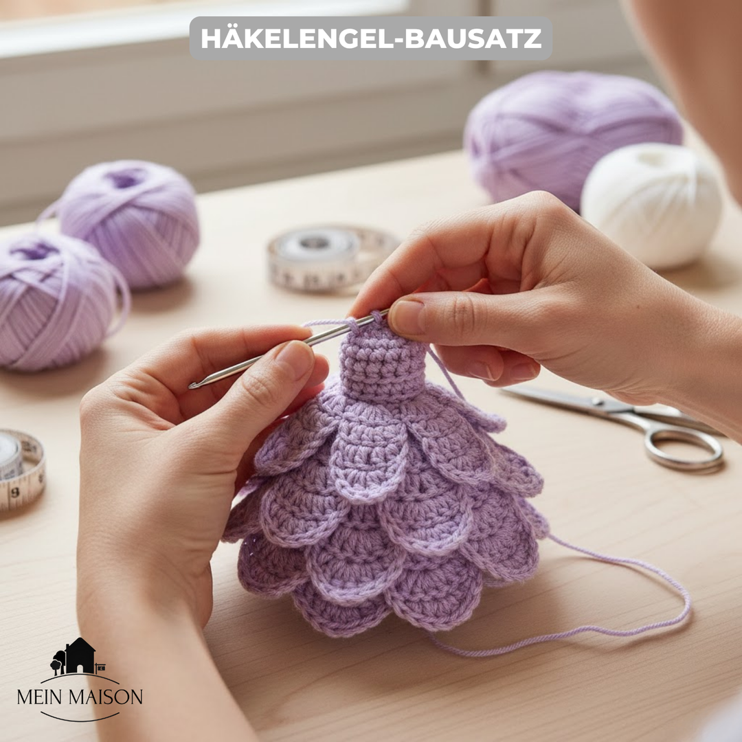 Gehäkelter Schutzengel: Handgemachter Engel mit Flügeln und Heiligenschein, fertiggestellt aus dem DIY Bastelset.
