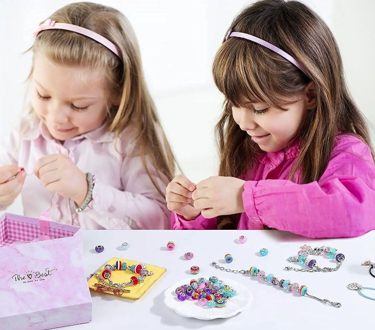 DIY Schmuck Bastelset für Kinder: Bunte Perlen, Fäden & Charms zum Armband selber machen.