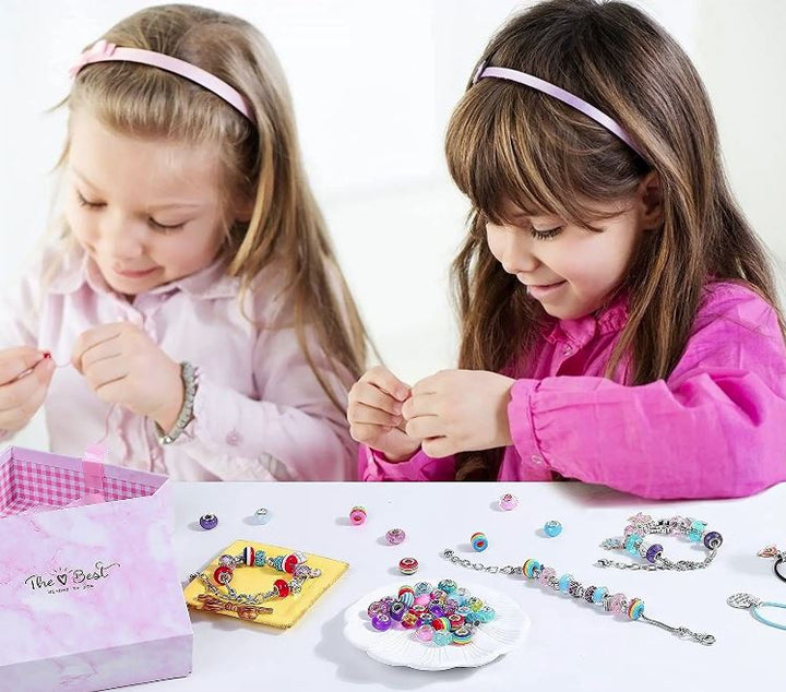 DIY Schmuck Bastelset für Kinder: Bunte Perlen, Fäden & Charms zum Armband selber machen.