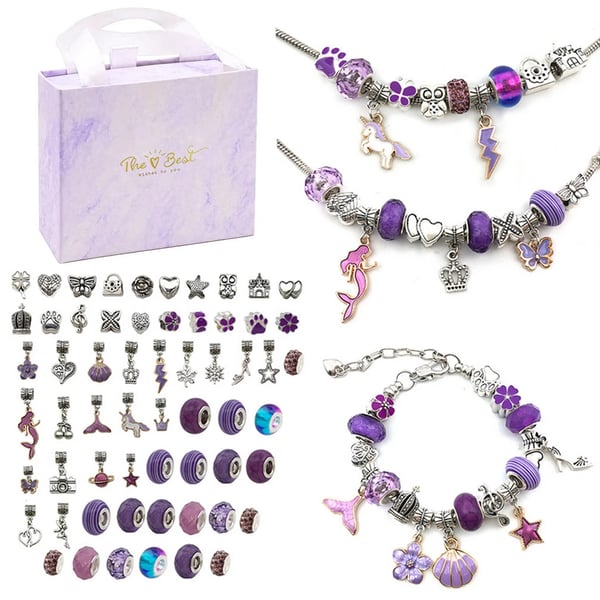 Fertiges Armband aus dem DIY Set: Stolz präsentiert ein Kind sein selbst gemachtes Schmuckstück.