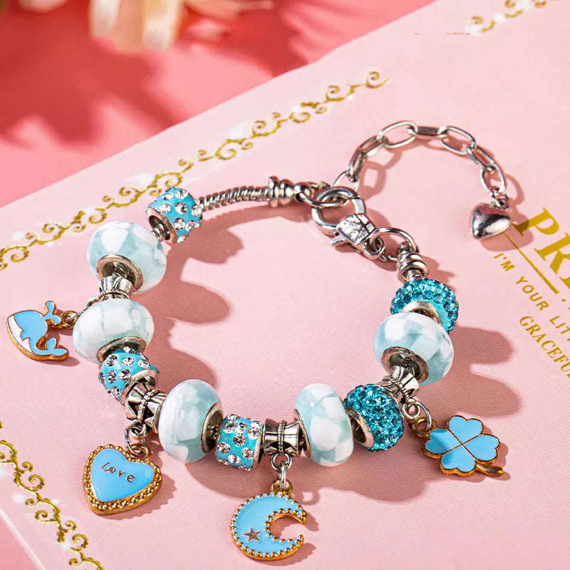 Bastelspaß für Kinder: DIY Armbänder selber machen mit diesem farbenfrohen Kreativset.