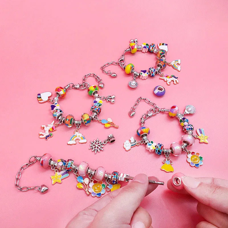Geschenkidee Kindergeburtstag: Schmuck Bastelset für Mädchen zum Kreieren von Armbändern.