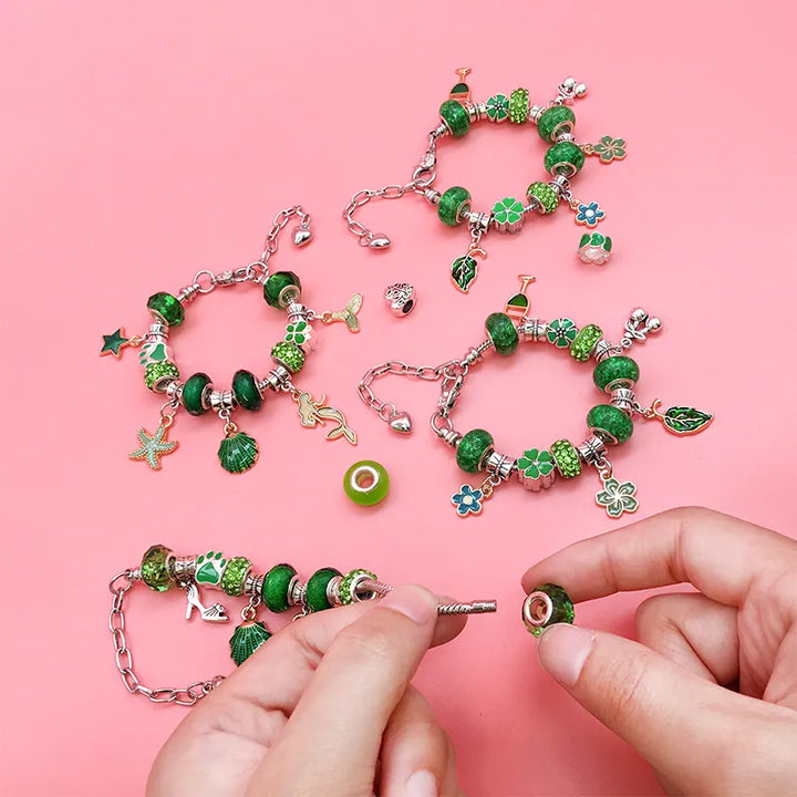 Armbänder selber basteln: Umfangreiches DIY Schmuckset mit bunten Perlen für kreative Kinder.