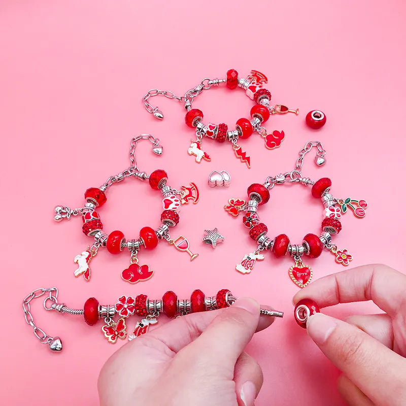 Kreativset Armbänder: Kinderleicht eigenen Schmuck basteln mit diesem DIY Perlen-Set.