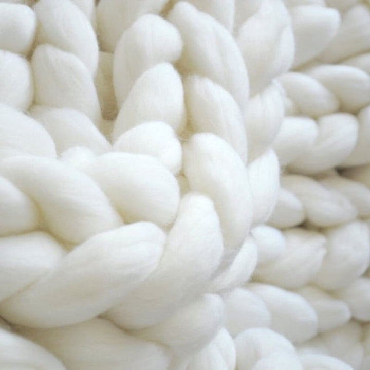 DIY Strickset als Geschenk: Erleben Sie die Freude am Stricken Ihrer eigenen, gemütlichen Kuscheldecke aus Acrylwolle.