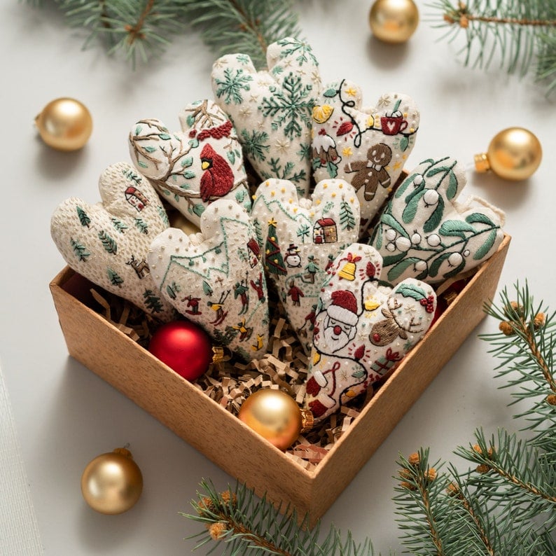 DIY Weihnachts-Stickset mit allem Material für herzförmige Ornamente zum Selbermachen.