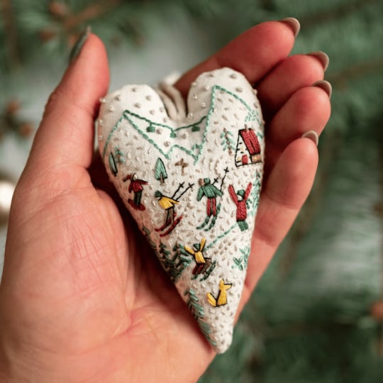 Inspirierende Sammlung selbstgemachter Herz-Ornamente aus dem Weihnachts-Kreativset.