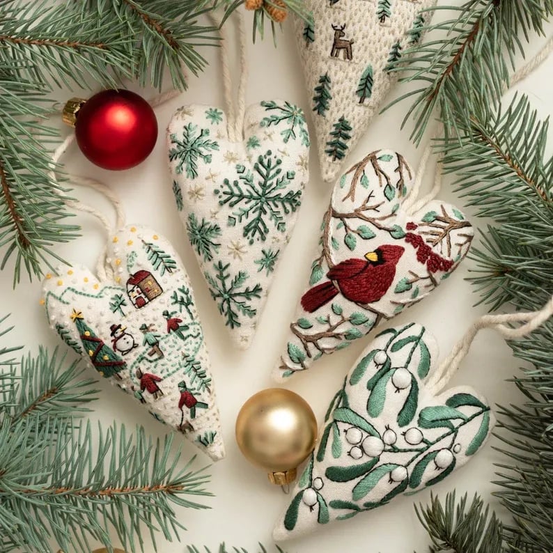 Ein offenes Stickset zeigt die Fäden, Stickrahmen & Anleitung für Herz-Weihnachtsdeko.