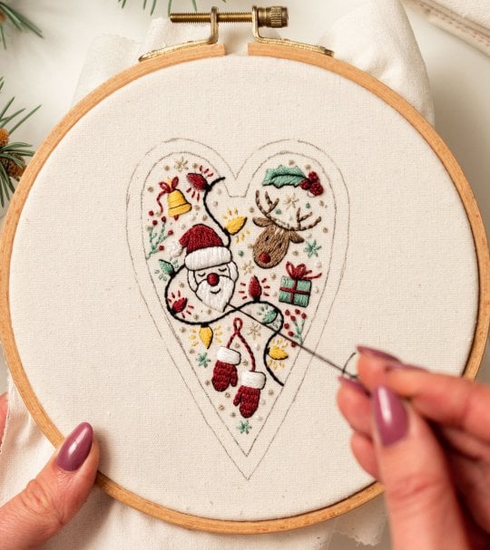 Individuelle Herz-Weihnachtsornamente gestalten mit diesem kompletten Bastelset.