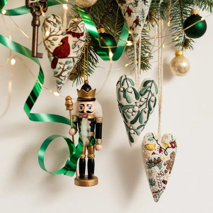 Geschenkidee: DIY Stickset für persönliche Herz-Ornamente, kreatives Selbermachen.