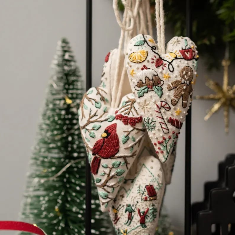 Weihnachts-Stickset mit Mustern und Anleitungen zum Selbermachen von Herz-Anhängern.