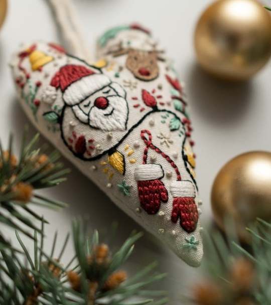 Verschiedene Stoffe, Garnfarben & Zubehör im DIY Stickset für individuelle Herz-Ornamente.