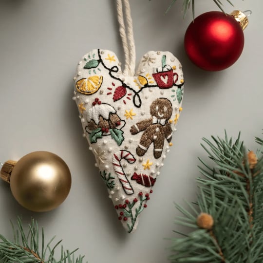 Kreativset zum Sticken persönlicher Herz-Weihnachtsornamente, ideal für Bastel-Fans.