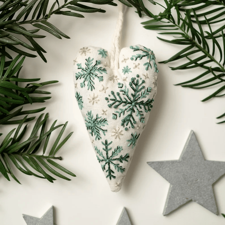 Komplettes Stickset für festliche Herz-Ornamente, perfekte Weihnachtsdeko & Geschenkidee.
