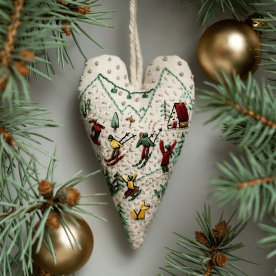 Gestickte Herz-Weihnachtsornamente in verschiedenen Farben, Ergebnisse des Sticksets.