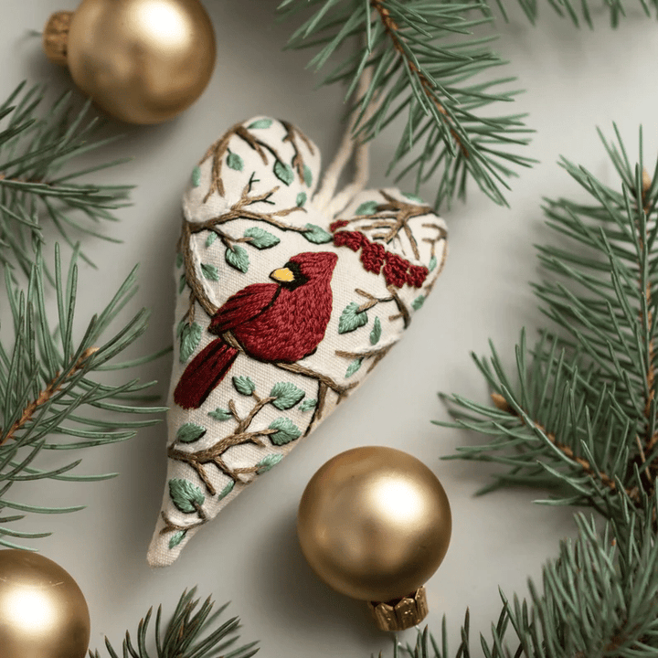 Fertige gestickte Herz-Ornamente hängen am Weihnachtsbaum, festliche Weihnachtsdeko.