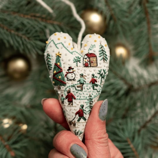 Verpackung des DIY Weihnachts-Sticksets: 'Herz-Ornamente selbst gestalten' als Geschenk.